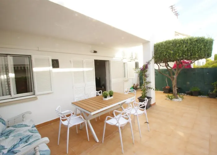 Casa A 400M De Playa, 3 Habitaciones, 2 Banos Y Jardin
