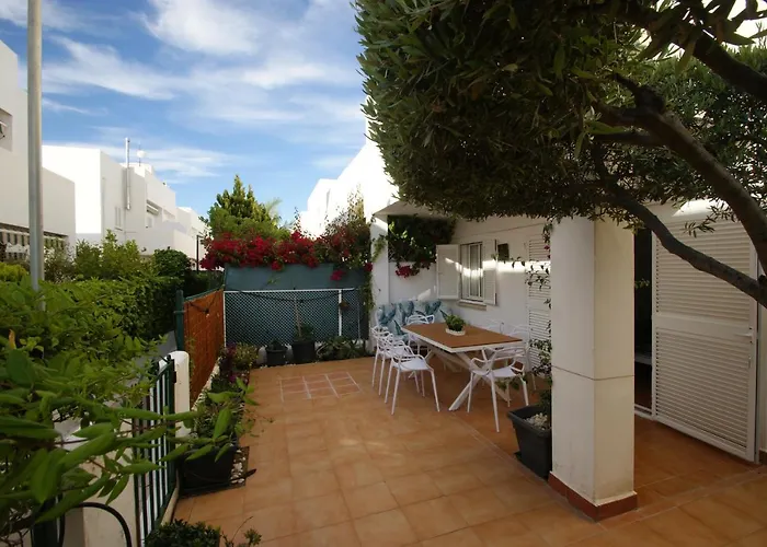 Casa A 400M De Playa, 3 Habitaciones, 2 Banos Y Jardin